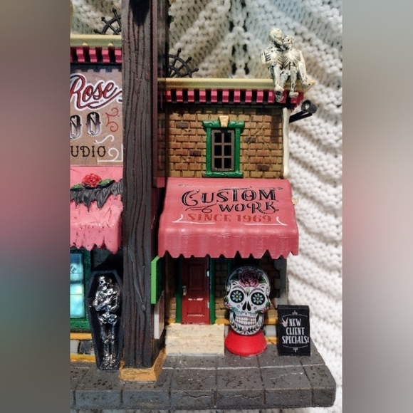 Lemax Spooky Town THE  SKULL AND ROSE TATTOO STUDIO #15751 Lighted Village - Picture 4 of 10